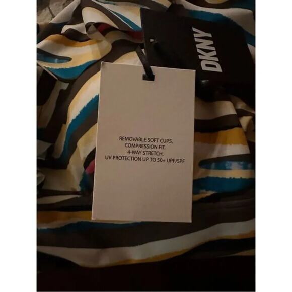 DKNY Printed Ruffled Tummy Control One Piece Swimsuit‎ US 6 - Picture 6 of 9